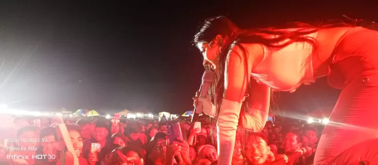 Ghea Youbi saat tampil di malam puncak perayaan dies natalis Unsimar Poso. 