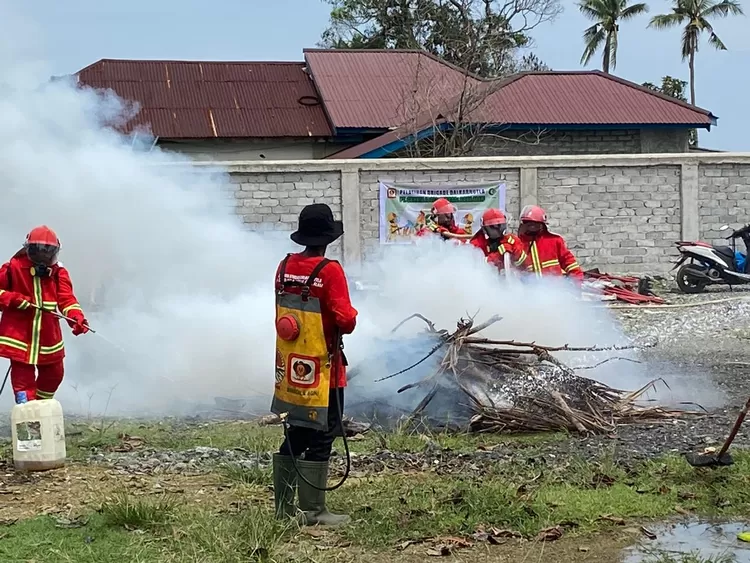 Simulasi pemadaman  kebakaran huta