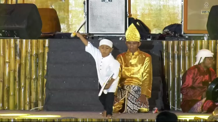 Bocah asal TK Negeri 7 Bangkurung tampil memukau memperagakan tarian Kontau. 