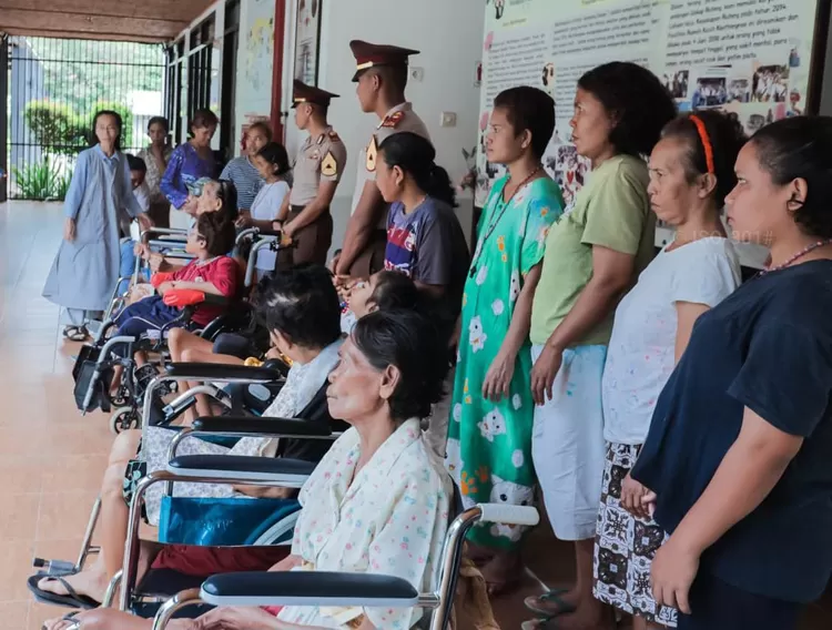 Suasana saat kedatangan dua taruna di panti asuhan Biara Kkottongnae Indonesia di Labuan Bajo.