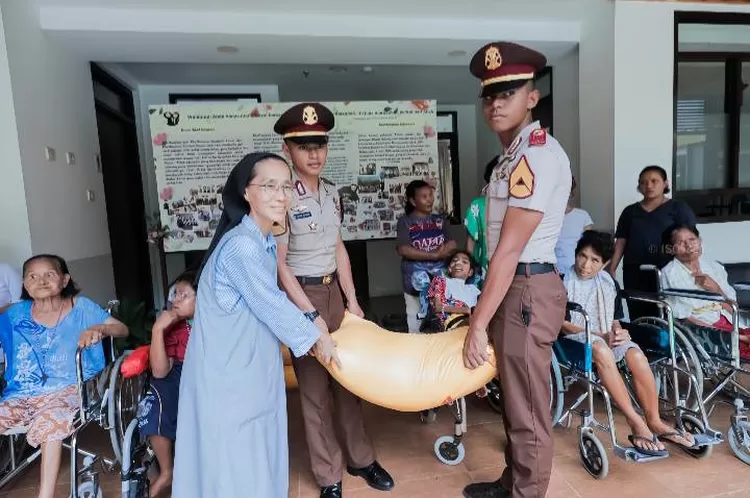 Dua Taruna menyerahkan bantuan beras diterima oleh seorang Suster di Biara Kkottongnae Indonesia di Labuan Bajo.