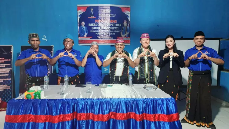 Edi-Weng saat mendaftar di DPC Partai Demokrat Mabar.