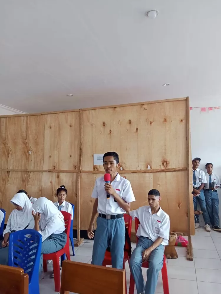 Seorang peserta edukasi penanganan sampah yang berlangsung di SMKN 3 Komodo Labuan Bajo sedang bertanya ke narasumber, Senin (27/5/2024).
