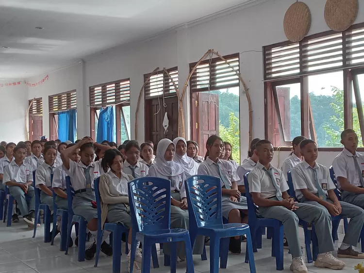 Peserta edukasi penanganan sampah yang berlangsung di SMKN 3 Komodo Labuan Bajo, Senin (27/5/2024).