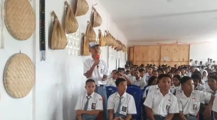 Seorang peserta edukasi penanganan sampah yang merupakan siswa SMKN 3 Komodo Labuan Bajo, sedang bertanya ke narasumber, Senin (27/5/2024).