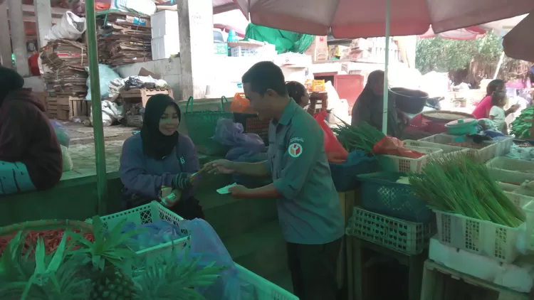 Membagikan stiker imbauan kepada para penjual.