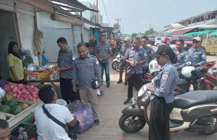 Bawaslu Mabar bertemu warga di Pasar Batu Cermin, Selasa (12/11/2024).