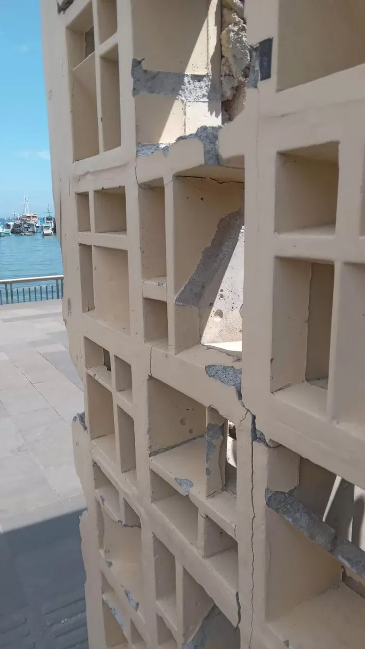 Pagar tembok terlihat sudah retak, Selasa (1/7/2025).