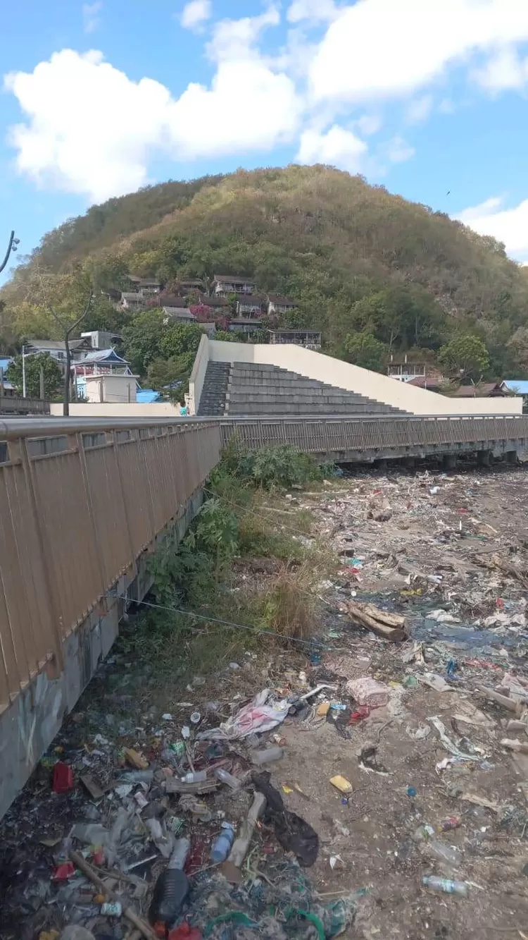 Pemandangan ke arah Bukit Pramuka dari kawasan Marina Labuan Bajo, Selasa (1/7/2025).