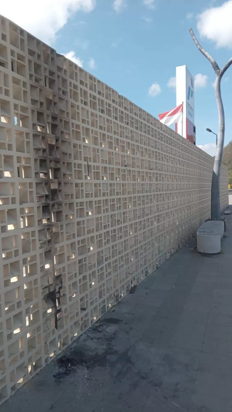 Warna tembok berubah terkena asap api.