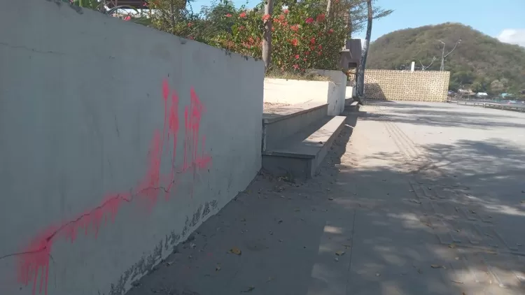 Coretan dan retak pada tembok, Selasa (1/7/2025).