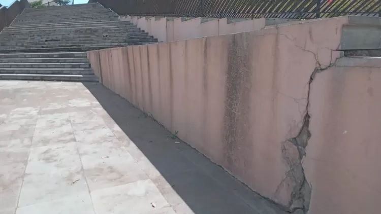 Tembok sudah retak, Selasa (1/7/2025).