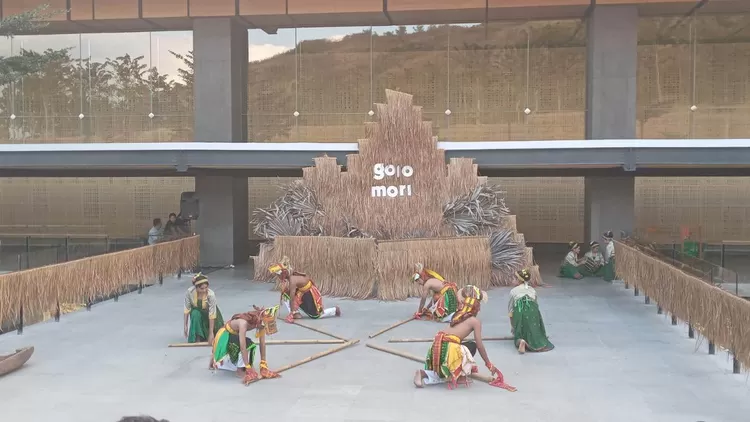 Saat para penari menampilkan tariannya di Golo Mori, Minggu (20/7/20225)