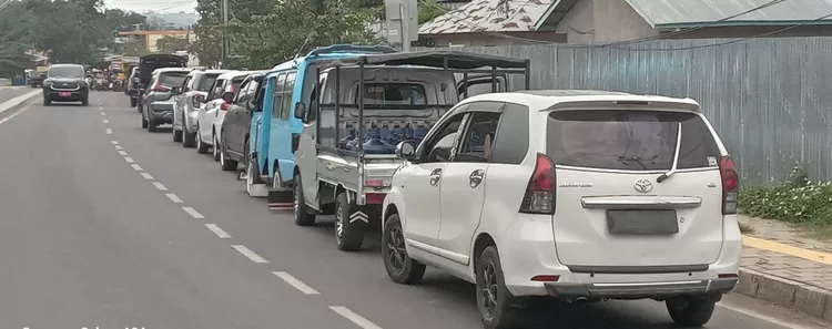 Sejumlah kendaraan sedang menunggu pengisian BBM di Labuan Bajo, Kamis (24/7/2025).