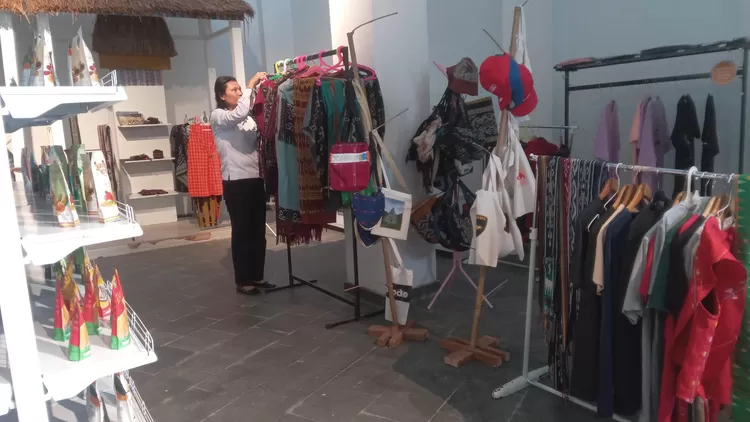 Berbagai produk UMKM lokal ada di Galeri Kreatif GBC.