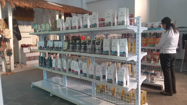 Berbagai produk kopi lokal dan snack berbahan lokal dijual di Galeri Kreatif GBC.