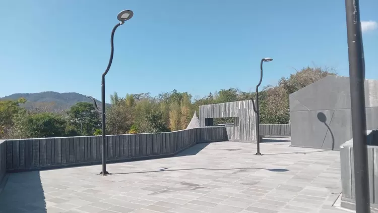 Ruang komersil outdoor di lantai dua Gedung GBC.