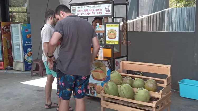 Wisatawan menanyakan menu jualan UMKM, Kamis (7/8/2025).