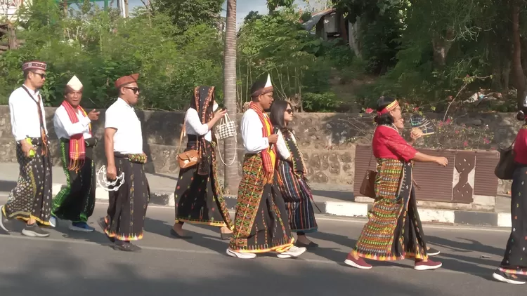 Peserta karnaval setelah melewati kantor BTNK, Selasa (12/8/2025).