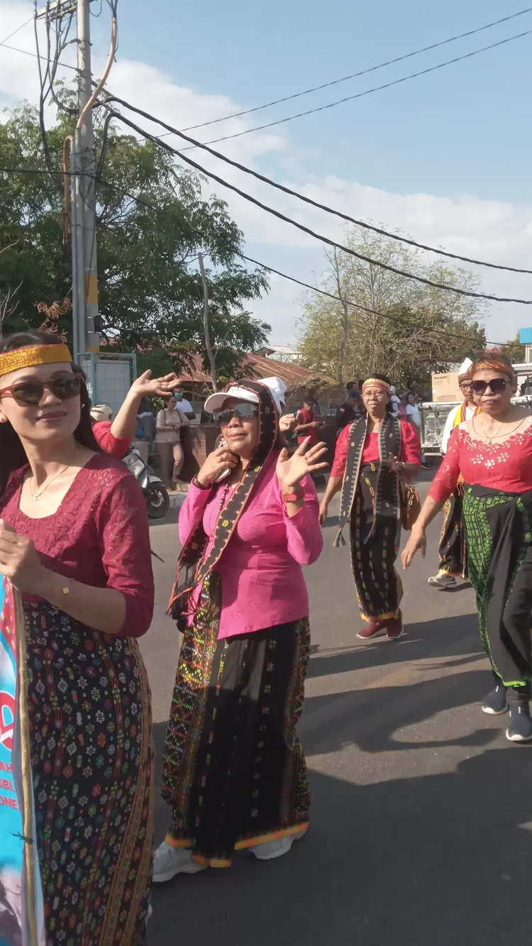 Perwakilan keluarga besar Matim dalam karnaval budaya Festival Golo Koe di Labuan Bajo, Selasa (12/8/2025).