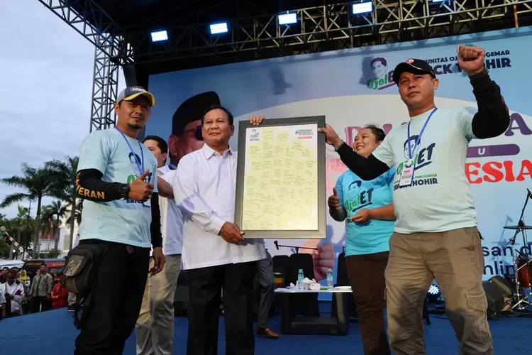 Lady Ojol yang tergabung dalam Ojolet Jakarta memberikan pigura yang berisi pesan dan harapan dari para Ojol di Lapangan Banteng Jakarta pada Jumat (19/1/2024)