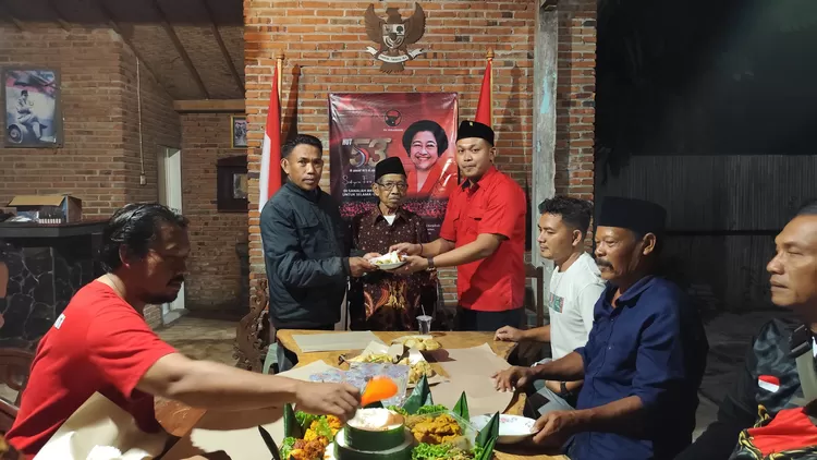 Penyerahan Potongan Tumpeng Kepada Ketua Ranting PDI Perjuangan Desa Wonosobo Bapak Sucipto 