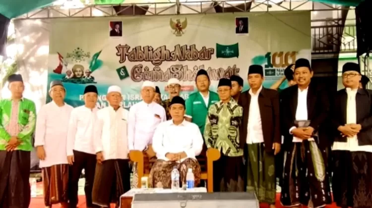 Foto Panitia dan undangan Bersama KH Zulfa Mustofa Setelah Kegiatan Selesai