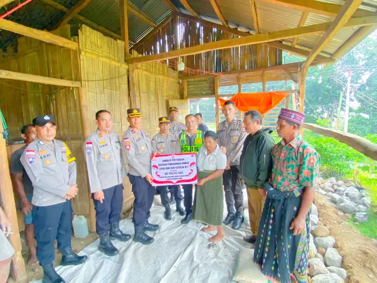 Paulina Adul, salah satu warga Manggarai Timur yang dapat bantuan Kapolda NTT