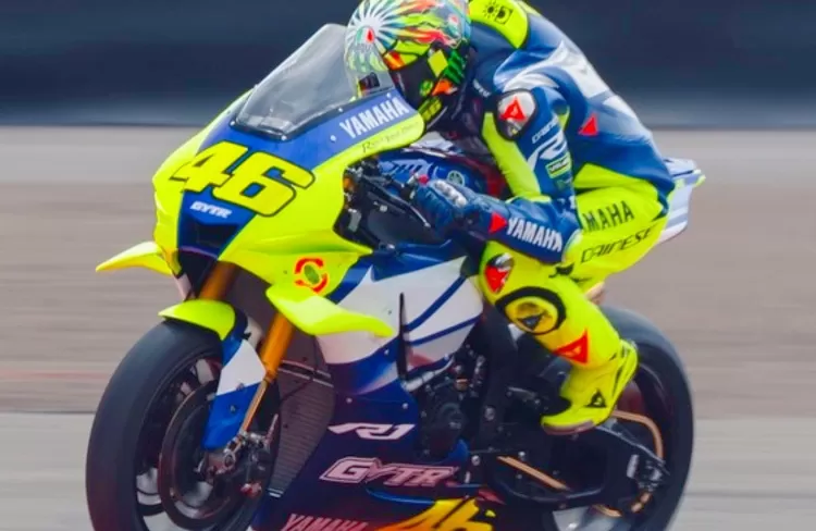 Beraksi dengan livery khas saat Valentino Rossi saat menjajal Sirkuit Mandalika