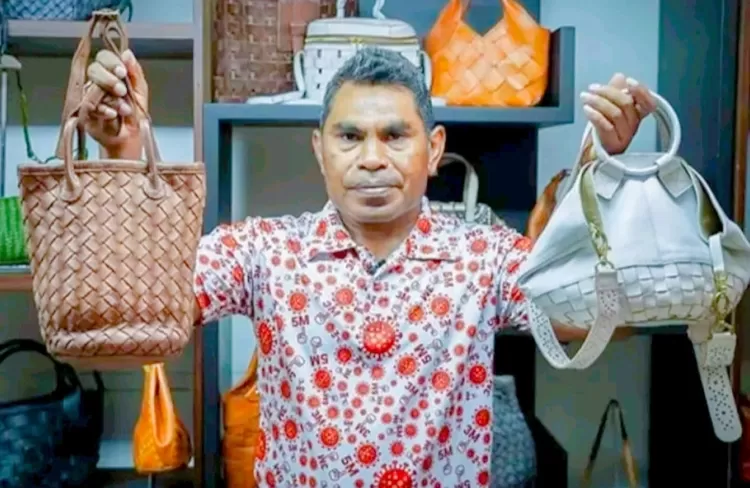 Sunny Kamengmau dengan produk tasnya yang bernama "Robita"