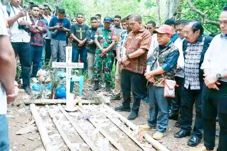 Gubernur NTT, Emanuel Melkiades Melki Laka Lena secara langsung mengunjungi keluarga dari Yohanes Bastian Roja atau yang disingkat YBR (10), siswa Kelas IV SD asal Kampung Dona, Desa Naruwolo Kecamatan Jerebuu, Kabupaten Ngada yang meninggal bunuh diri beberapa waktu lalu