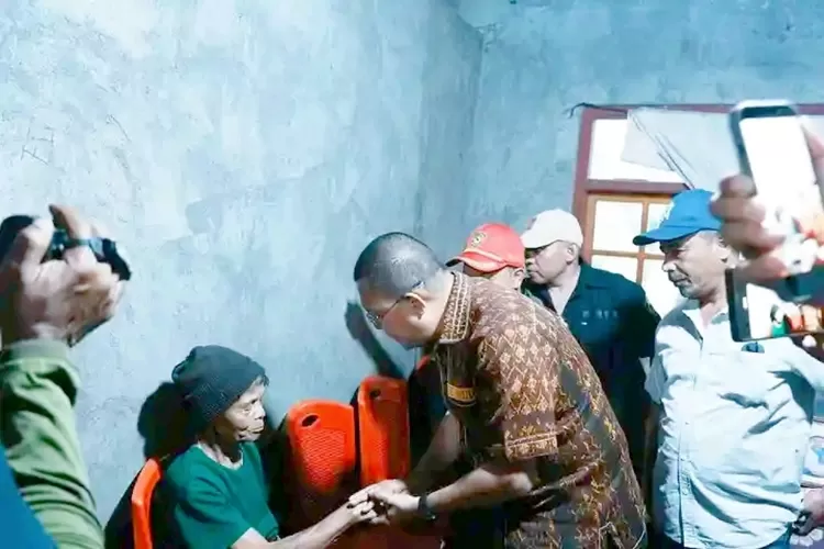 Gubernur NTT, Emanuel Melkiades Melki Laka Lena secara langsung mengunjungi keluarga dari Yohanes Bastian Roja atau yang disingkat YBR (10), siswa Kelas IV SD asal Kampung Dona, Desa Naruwolo Kecamatan Jerebuu, Kabupaten Ngada yang meninggal bunuh diri beberapa waktu lalu