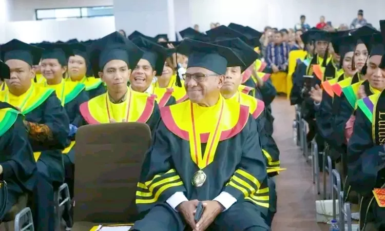 Wagub Johni termasuk salah satu wisudawan  dalam meraih gelar Doktornya