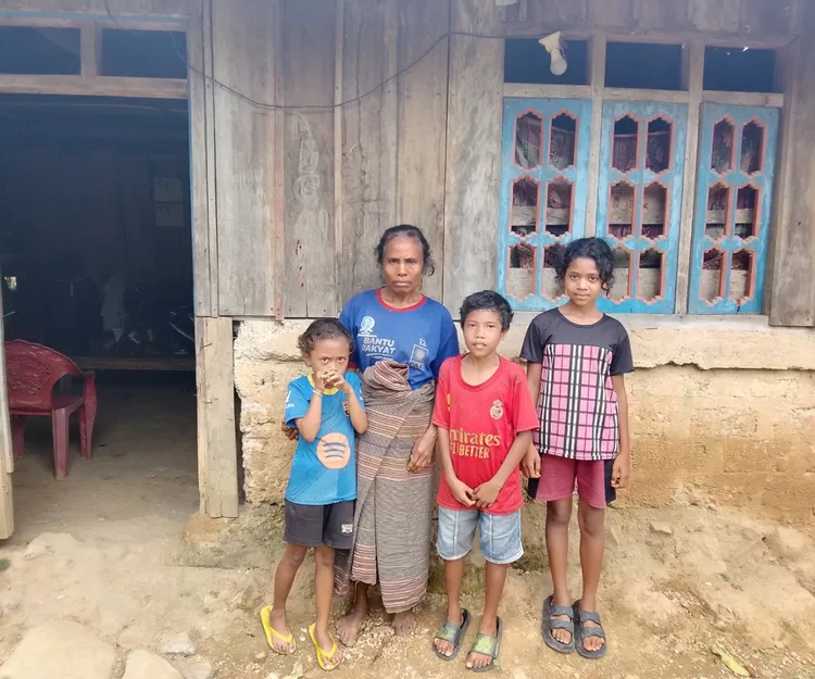Ibu Martina dan ketiga cucunya