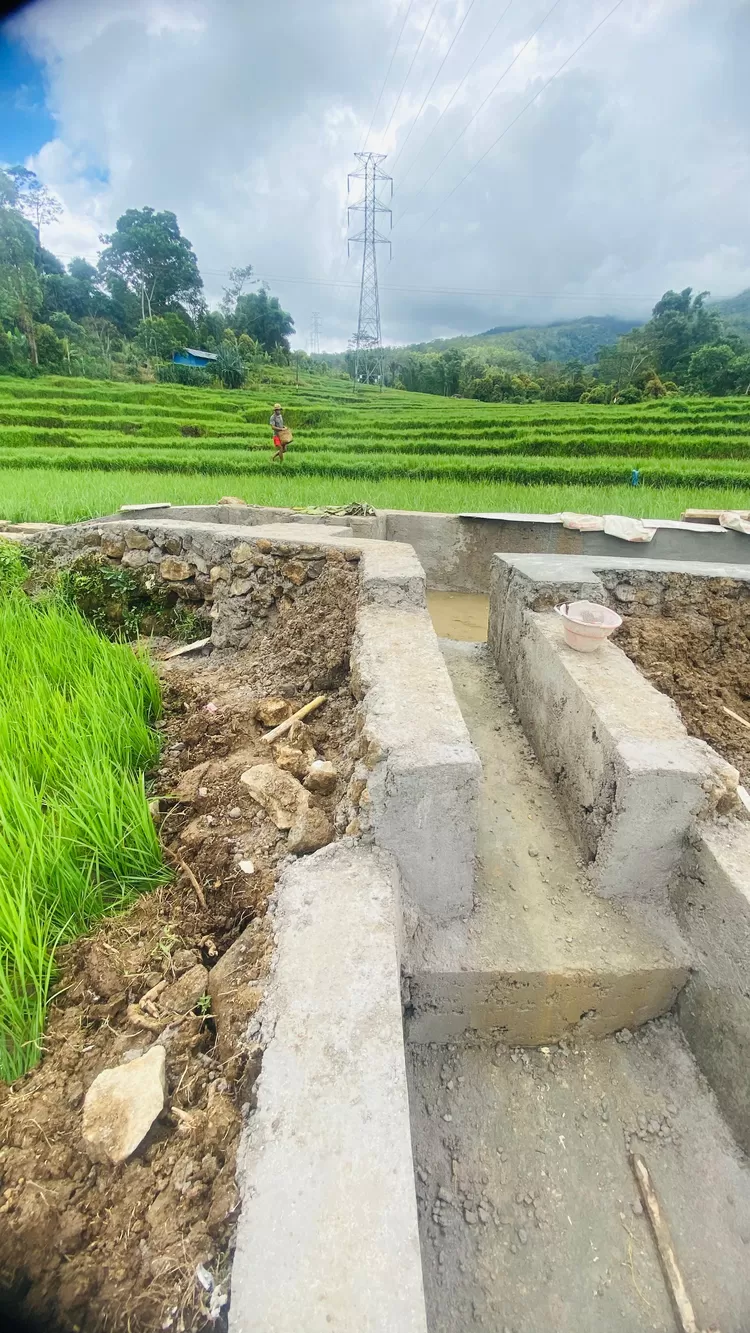 Pekerjaan saluran tersebut diduga tidak mengikuti petunjuk Teknis. Dimana Bekisting Biasa Dinding Beton Dengan Multiflex 12 mm Atau 18 mmM29Pasangan Batu Belah tidak digunakan