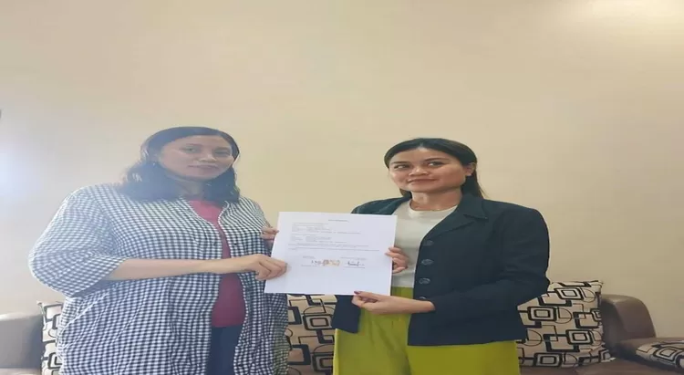Kepala Sekolah SMTK Waikabubak bersama dengan perwakilan guru melakukan penandatanganan surat pernyataan penyelesaian problem internal. 