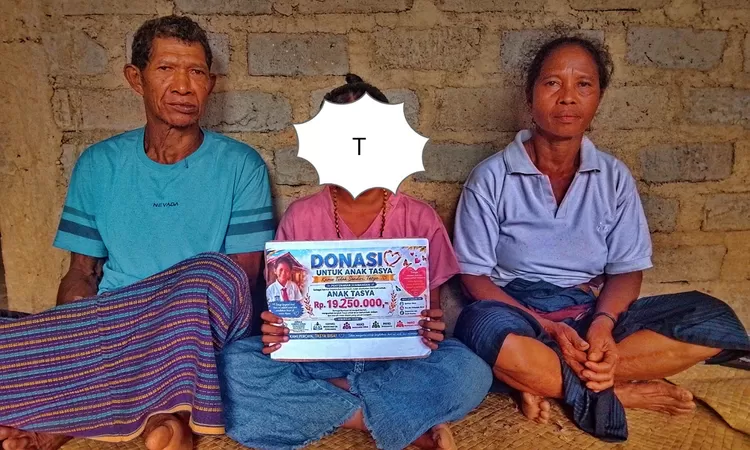 Tasya bersama Opa dan Omanya ketika menerima bantuan dari Insan Pendidikan se-Manggarai Raya
