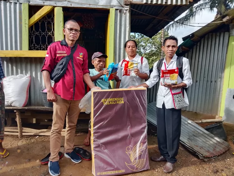 Penyandang disabilitas, Anggalinus Pehang yang dulu ramai diberitakan media turut menerima bantuan dari Kemensos RI