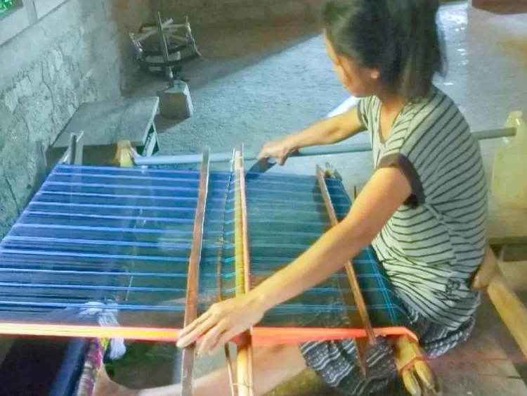 Yuliana, penenun dari Kampung Nele, Kelurahan Lempang Paji, Kecamatan Elar