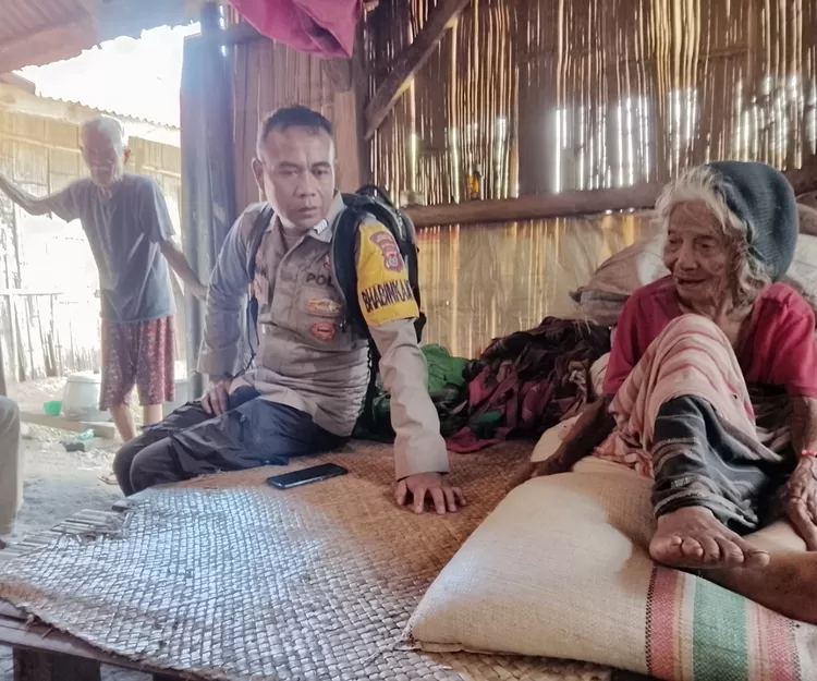Aipda Sukiman saat mengunjungi kedua lansia di Desa Rana Gapang
