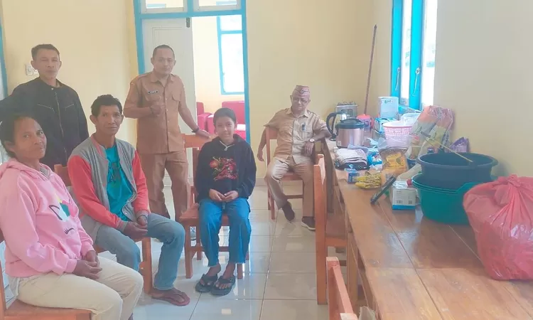 NTL bersama keluarga di dampingi pengurus MKKS SMA Manggarai saat menempati rumah singgah di Ruteng