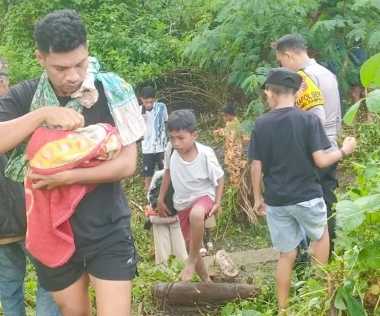Ipda Iron terlihat aktif di lokasi untuk membantu warg a yang melintas