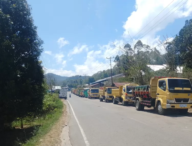 Sejumlah dump truck mengantre untuk mengisi BBM di SPBU Mano, Manggarai Timur. 