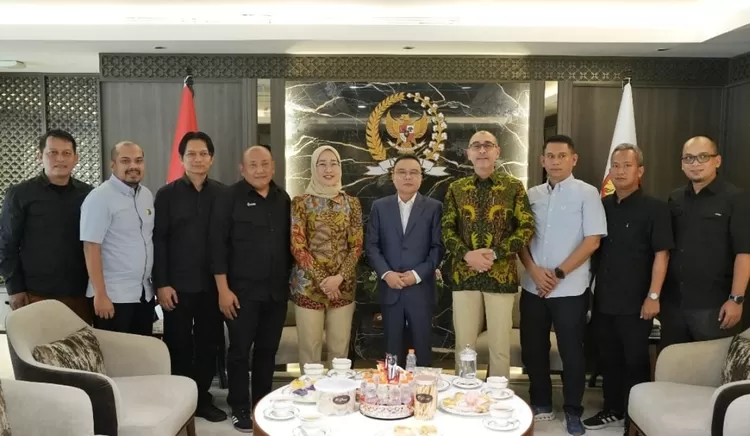 Foto : Wakil Ketua DPR RI Sufmi Dasco Ahmad bersama Komisi VI terima audiensi penyampaian aspirasi SPBUN-SGN. 