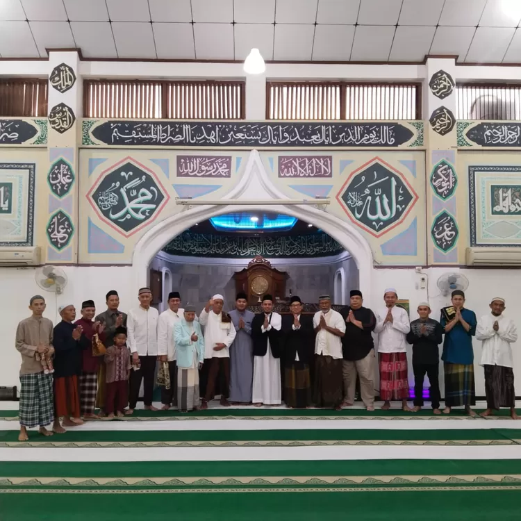 Panitia dan jamaah bersilaturahmi usai pelaksanaan Shalat Iduladha di lingkungan Masjid Baiturrahim Angkasa.