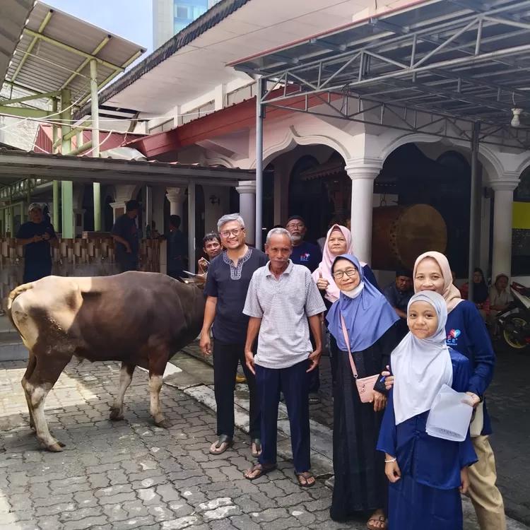 Warga pemberi hewan qurban sapi di Masjid Baiturrahim,