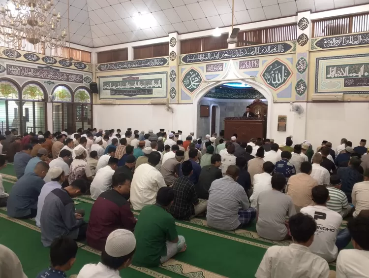 Suasana khusyuk jamaah saat mengikuti pelaksanaan Shalat Iduladha di Masjid Baiturrahim Angkasa, Jakarta Pusat.