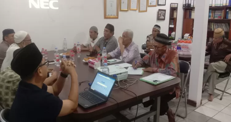 Ketua Yayasan Baiturrahim Angkasa H. Nurhamidi bersama pengurus dan panitia pelaksanaan penyembelihan hewan kurban di Masjid Baiturrahim Angkasa, Jakarta Pusat, Minggu, 24 Mei 2026.