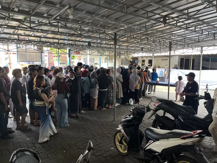 Warga mengantre tertib saat pembagian daging kurban di Masjid Baiturrahim, Jalan Mokmer 1, Jakarta Pusat.