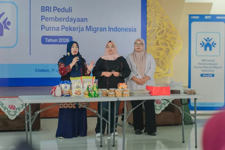 Pelatih di  Program Pemberdayaan Purna Pekerja Migran Indonesia (PMI) mengikuti pelatihan kewirausahaan yang diselenggarakan BRI Peduli di Kabupaten Cirebon, Jawa Barat. (Promedia)